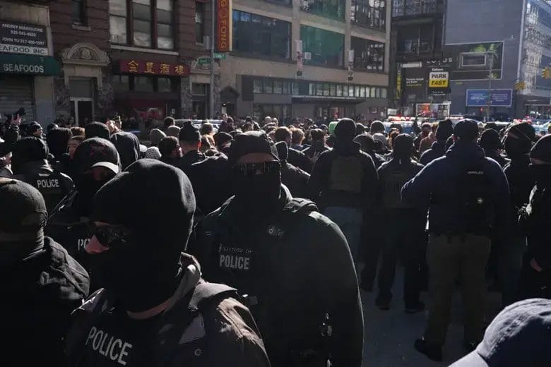 Massive protest in Manhattan’s Chinatown stalls suspected ICE raid, dozens detained D4TYbn5j