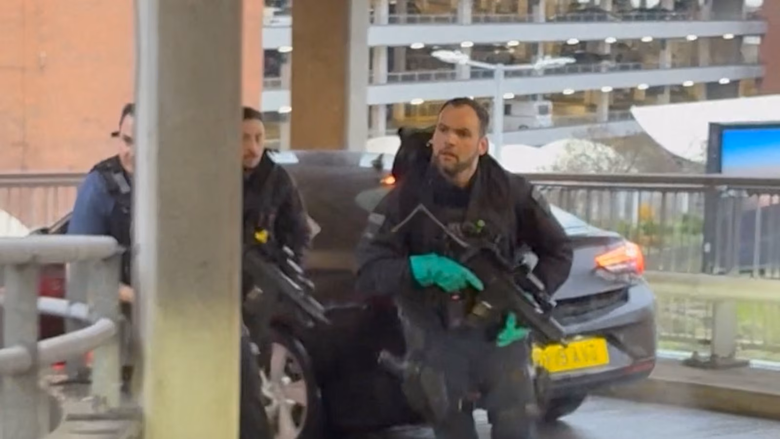 21 Injured in Pepper-Spray Robbery at Heathrow Airport; One Arrested, Hunt for Suspects Underway heathrow